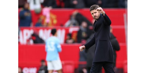 Carrick leder Manchester United i klassiske drakter til seier over City Carrick leder Manchester United i klassiske drakter til seier over City